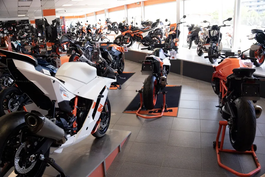 Sportive KTM sur estrade — photo du Studio Créatik