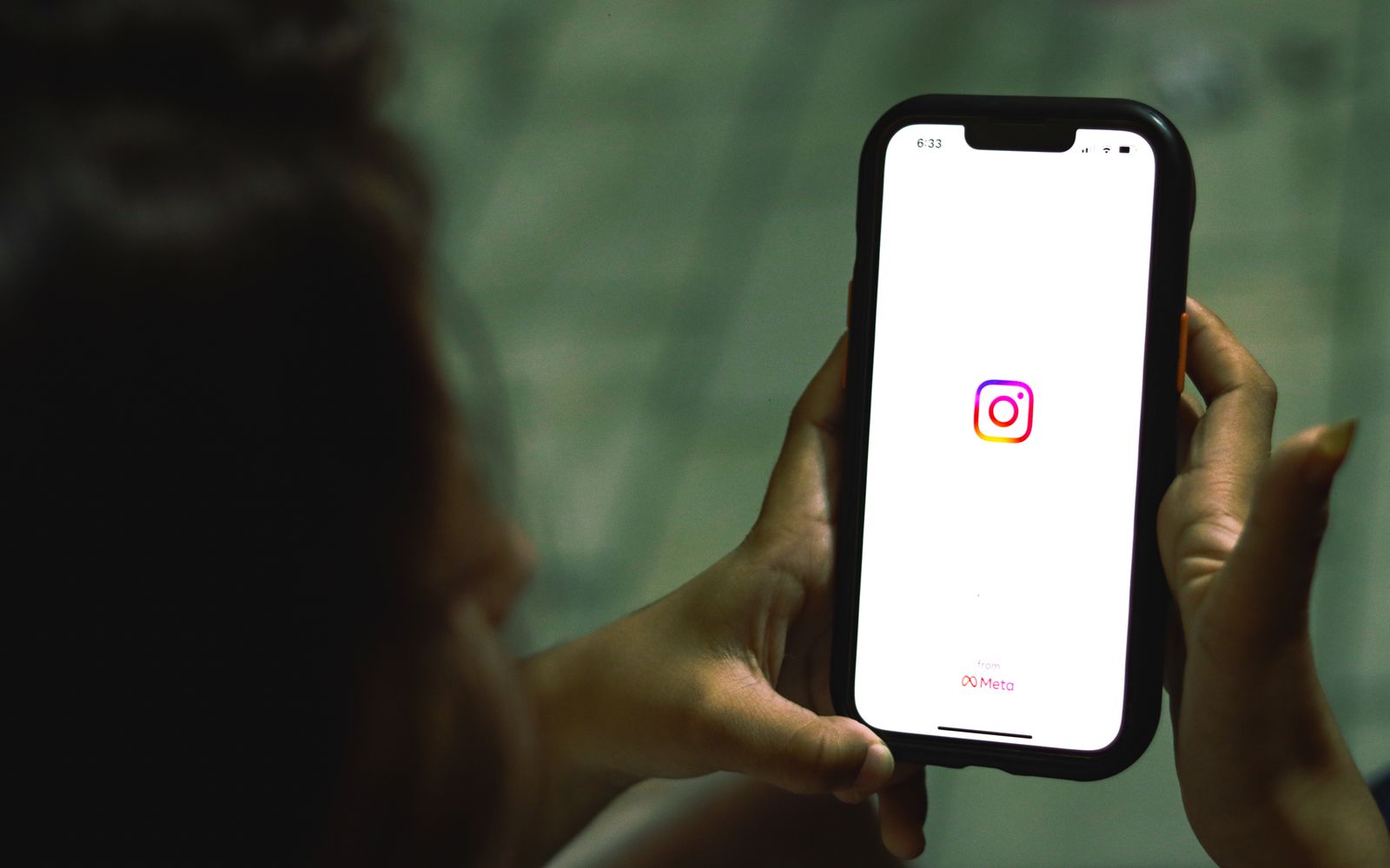 Main tenant un smartphone avec l'application Instagram ouverte