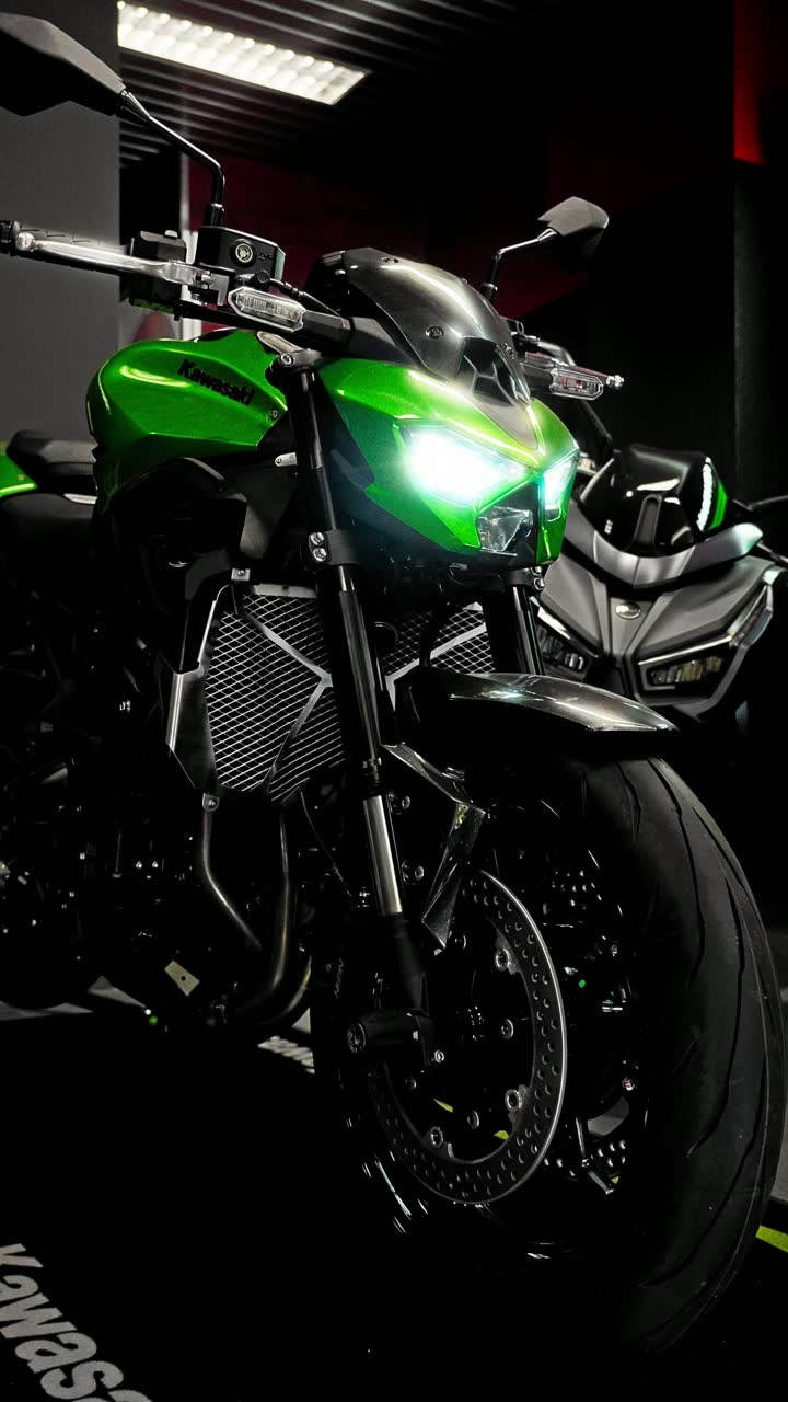 Kawasaki Z900 — face avant — extrait vidéo du Studio Créatik